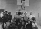 Воспитаницы Галины Денисовны 
Герасименко в спортивном зале СШ №9 
(девочки 1964-65 гг рождения).